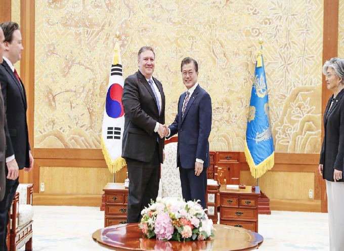 문재인 대통령은 12일 싱가포르에서 개최된 북미 정상회담을 마치고 방한한 마이크 폼페이어 미 국무장관을 만나 북미 정상회담에 관해 설명을 들었다.