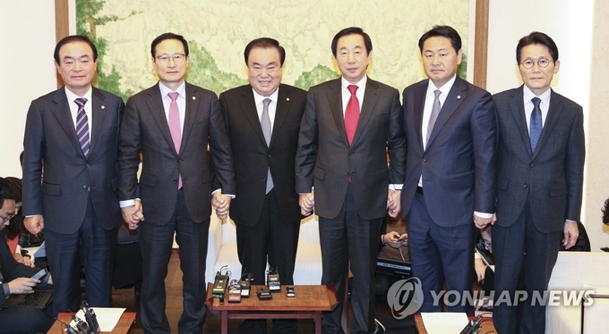 국회 정상화 합의한 여·야<br>
(서울=연합뉴스) 최재구 기자 = 국회정상화에 합의한 문희상 국회 의장과 여야 원내대표들이 21일 국회의장실에서 합의문 발표에 앞서 사진촬영을 하고 있다. 왼쪽부터 민주평화당 장병완, 더불어민주당 홍영표 원내대표, 문 의장, 자유한국당 김성태, 바른미래당 김관영, 정의당 윤소하 원내대표. 2018.11.21j