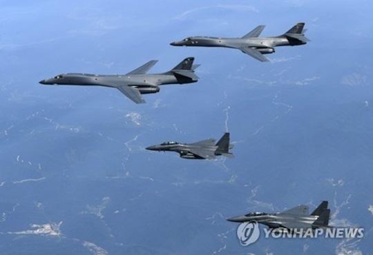 지난해 6월 美 폭격기 B1-B 2대의 한반도 전개 모습.
