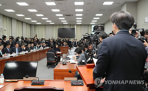 조국 청와대 민정수석이 31일 국회 운영위원회에 출석하여 의원들의 질의에 답변하고 있다.<br>
<사진=연합뉴스.