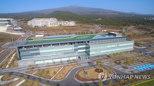 개원 허가 최종 결정 앞둔 녹지국제병원 (서귀포=연합뉴스) 박지호 기자 = 제주도는 국내 첫 영리병원으로 추진되는 녹지국제병원에 대해 5일 허가여부를 최종 발표할 예정이다. 이날 오전 제주 서귀포시 헬스케어타운 내 녹지국제병원의 모습