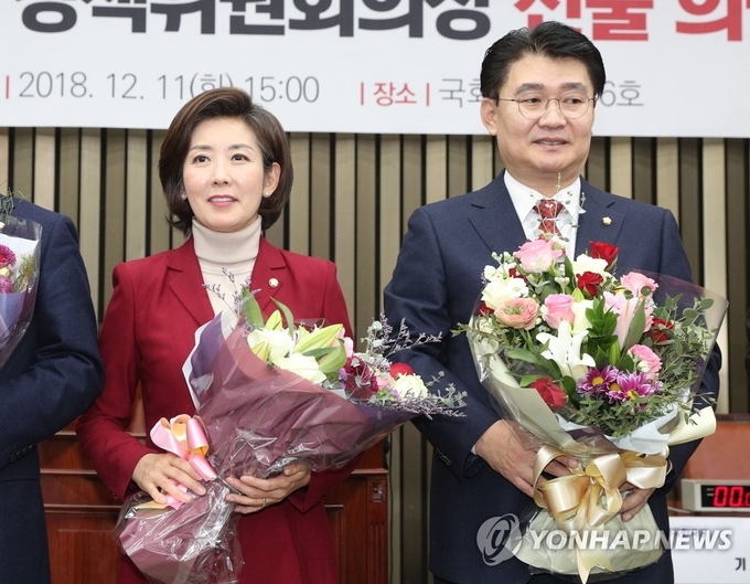 새 원내대표로 선출된 나경원 의원이 정용기 신임 정책위의장과 꽃다발을 들고 있다<사진/연합뉴스>