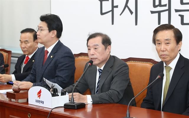 김병준(오른쪽 두번째) 자유한국당 비상대책위원장이 11일 국회에서 열린 비대위 회의에서 발언하고 있다(연합뉴스)