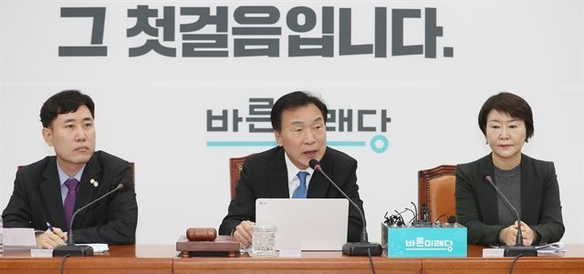 손학규(가운데) 바른미래당 대표가 11일 국회에서 열린 최고위원회의에서 발언하고 있다(연합뉴스)