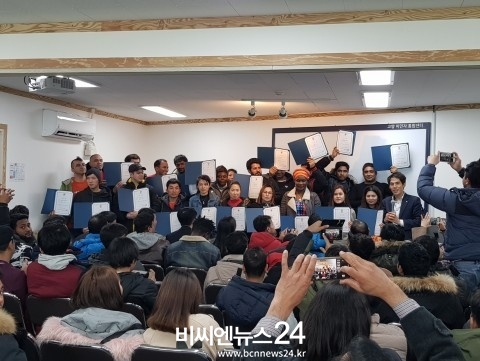 고양이민자통합센터 각 나라 대표를 임명한 후 참석한 이민자들에게 인사하고 있다