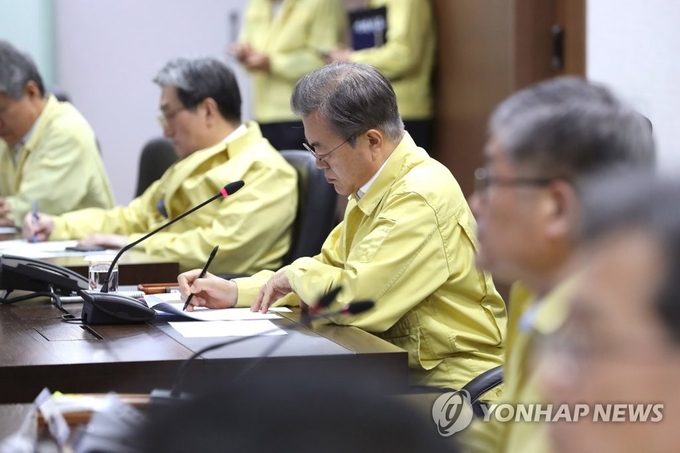<strong>강원산불 보고받는 문 대통령</strong>(서울=연합뉴스) 문재인 대통령이 5일 오전 청와대 국가위기관리센터에서 강원 지역 산불과 관련해 행정안전부, 국방부, 소방청 등 관계기관의 상황보고를 받고 있다. [청와대 제공