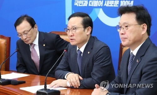 19일 오전, 민주당 최고위원회의에서 발언하는 홍영표〈사진=연합뉴스〉