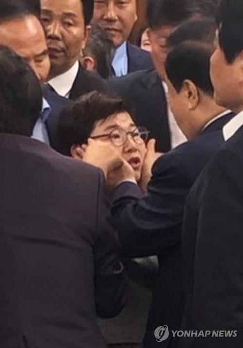 문 의장, 의장실 항의 방문한 임이자 의원과 신체접촉 (서울=연합뉴스)<br>
문희상 국회의장이 24일 오전 여야 4당의 선거제·개혁법안 패스트트랙<br>
문제로 국회의장실을 항의 방문한 자유한국당 의원 중 임이자 의원(가운데)의<br>
얼굴을 양손으로 감싸고 있다. 자유한국당은 이날 문 의장이 동료의원을<br>
성추행했다며 사퇴를 촉구하는 긴급 의원총회를 개최한다고 밝혔다.<br>
2019.4.24 [송희경 의원실 제공
