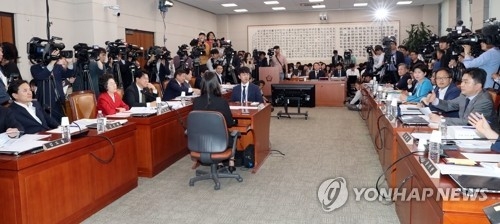 윤석열 인사청문회, 시작부터 파행 (서울=연합뉴스) 이진욱 기자 = 8일 국회 법제사법위원회에서 열린 윤석열 검찰총장 후보자의 인사청문회에 앞서 자유한국당 김진태 의원과 더불어민주당 김종민 의원이 설전을 벌이고 있다.<연합뉴스>