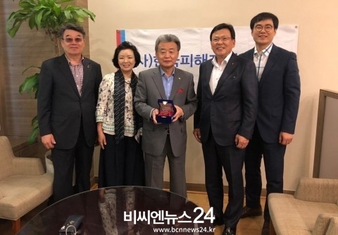  왼쪽부터 세 번째 한만진 KMI사회공헌사업단장이 왼쪽부터 네 번째 이상욱 피해자지원협회<br>
이사장으로부터 감사패를 받고 기념사진을 찍고 있다