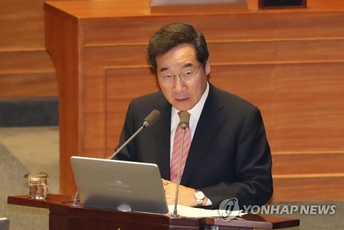  10일 오후 국회 본회의에서 의원들의 대정부질문에 답변하는 이낙연 국무총리〈사진=연합뉴스〉