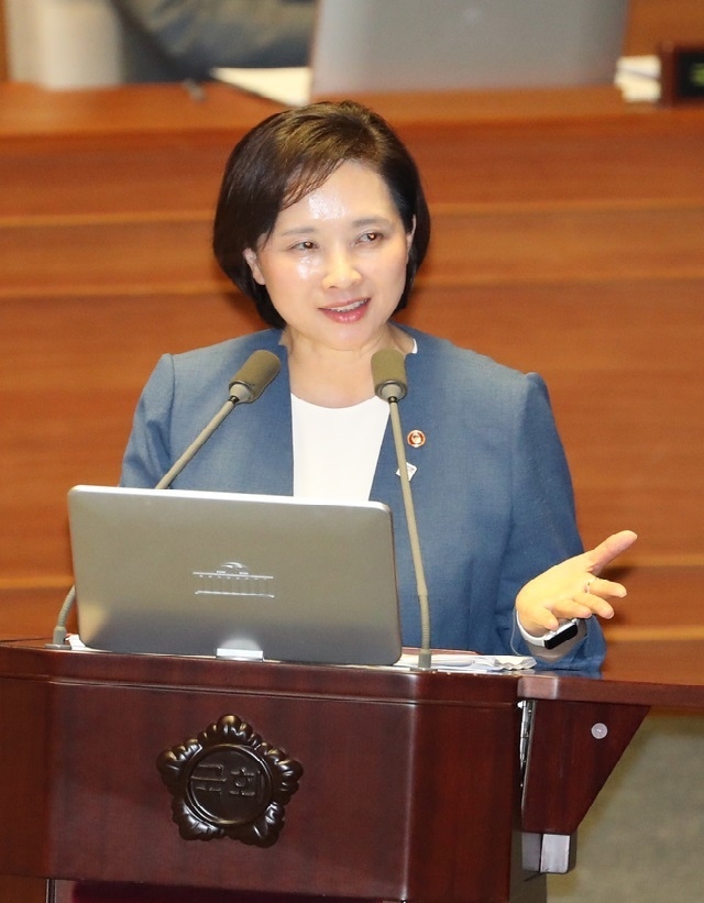  10일 국회에서 열린 교육·사회·문화 분야 대정부질문에서 고교무상교육에 대해서 답변하는 유은혜 사회부총리 겸 교육부장관.