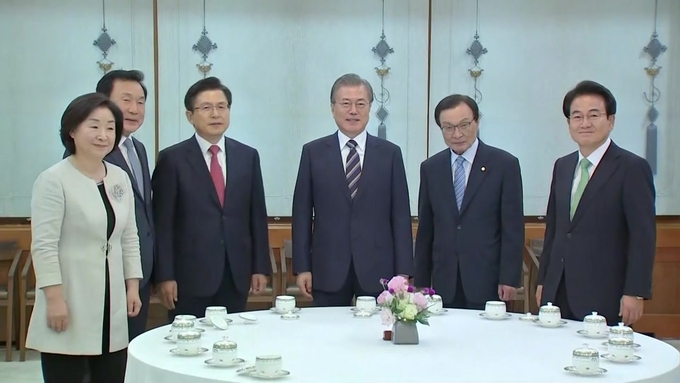 왼쪽부터 심상정 정의당 대표, 손학규바른미래당 대표, 황교안자유한국당대표, 문재인대통령, 이해찬 더불어민주당 대표,정동영 민주평화당대표.