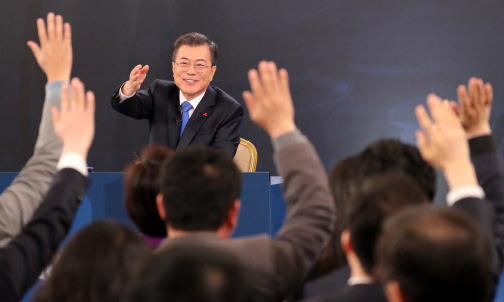 14일, 청와대 영빈관에서 열린 2020년 신년기자회견에서 기자들의 질문 요청에 질문자를 지명하고 있다.