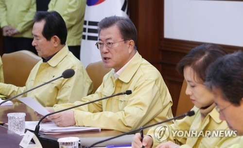 문재인 대통령이 23일 오후 정부서울청사에서 열린 코로나19 범정부대책회의에 입장하고 있다<br>
〈연합뉴스〉 