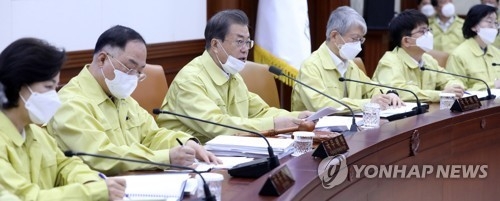 문재인 대통령이 3일 국무회의를 주재하고 있다.<br>
