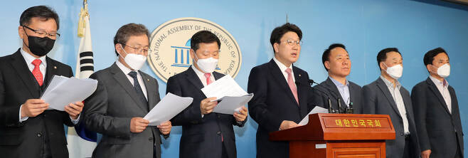 여야 강원도 지역 의원들이 4일 국회 정론관에서 ‘강원도 선거구 획정안 폐기 촉구’ 기자회견을 하고 있다. 왼쪽부터 미래통합당<br>
이양수, 더불어민주당 송기헌, 미래통합당 이철규, 권성동, 염동열, 김기선, 김진태 의원. 〈사진=연합뉴스 〉