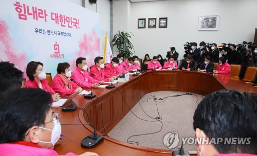 미래통합당 황교안 대표, 심재철 원내대표 등이 5일 국회에서 최고위원회의를 하고 있다<br>
〈사진=연합뉴스〉<br>
