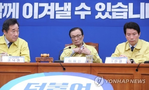 6일 오전 서울 여의도 국회에서 열린 더불어민주당 선거대책위원회 회의에서 이해찬 상임선대위원 장이 메모를 확인한 뒤 상의에 넣고 있다〈사진=연합뉴스〉