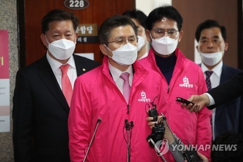 미래통합당 황교안 대표가 12일 오전 국회에서 열린 최고위원회의를 마치고 나오며 취재진 질문에<br>
답하고 있다〈사진=연합뉴스 〉<br>
