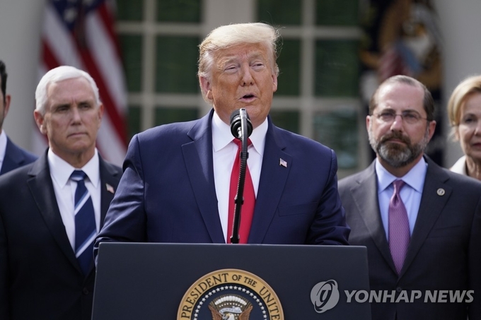 도널드 트럼프 미국 대통령이 13일(현지시간) 백악관 로즈가든에서 기자회견을 열고 신종 코로나바이러스<br>
감염증(코로나19) 확산과 관련해 국가비상사태를 선포하고 있다.