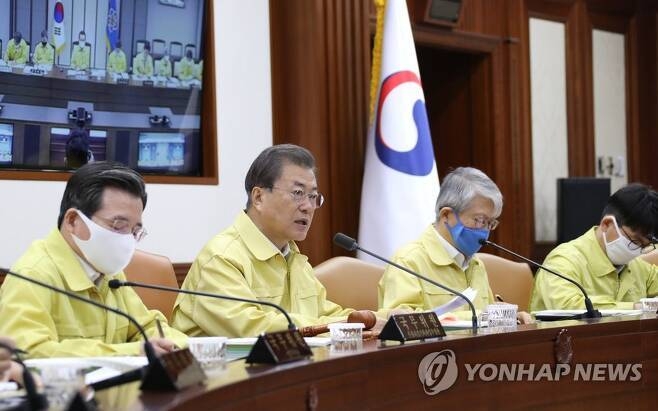 문재인 대통령이 17일 정부서울청사에서 열린 국무회의에서 발언하고 있다.〈사진=연합뉴〉