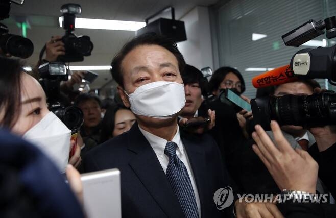 미래한국당 한선교 대표가 19일 오후 서울 영등포구 여의도 미래한국당 당사에서 당대표직 사퇴 기자회견을 마친후 당사를 나서고 있다〈사진=연합뉴스〉<br>
