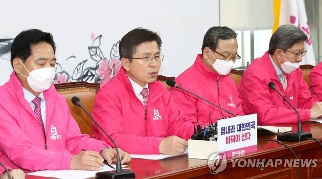 황교안 대표가 23일 오전 서울 여의도 국회에서 열린 중앙선거대책위원회 회의에서 발언하고 있다.<br>
〈사진=연합뉴스〉<br>
