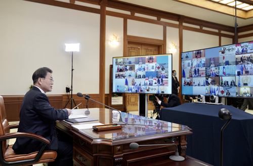 문재인 대통령이 26일 청와대에서 쥐스탱 트뤼도 캐나다 총리와 코로나19 사태 대응 방안 등에<br>
대해 통화하고 있다.〈청와대 제공〉<br>
