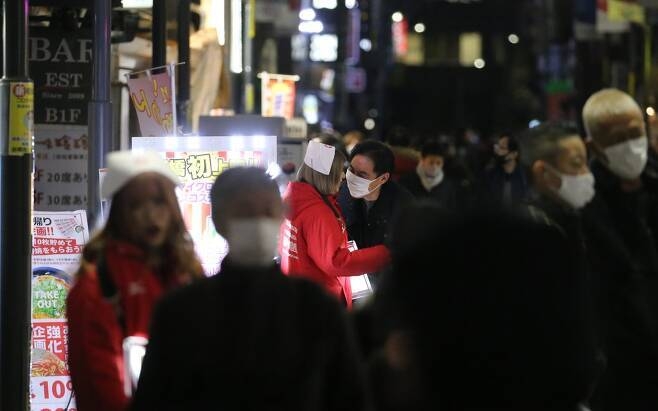 일본에 신종 코로나바이러스 감염증(코로나19) 긴급사태가 발효 중인 가운데 지난달 20일 오후 도쿄도(東京都) 신바시(新橋)역 인근에서 유흥업소 종사 여성이 호객행위를 하고 있다.【연합뉴스】
