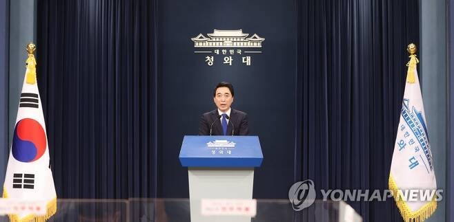 청와대, 이재용 부회장 가석방 관련 입장 발표 (서울=연합뉴스) 최재구 기자 = 박수현 청와대 국민소통수석이 13일 청와대 춘추관에서 이재용 삼성전자 부회장 가석방과 관련한 청와대 입장을 브리핑하고 있다