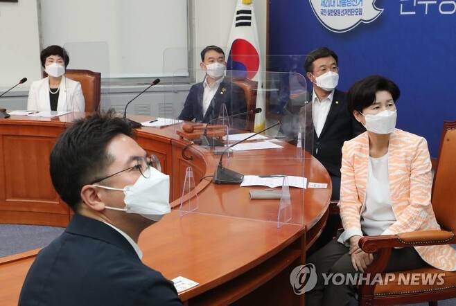  (서울=연합뉴스) 더불어민주당 윤호중 원내대표(오른쪽 두번째),백혜련 최고위원(오른쪽) 등이 13일 서울 여의도 국회에서 열린 최고위원회의에서 홍범도 장군의 유해 봉환을 앞두고 홍범도 장군의 관련 영상을 시청하고 있다