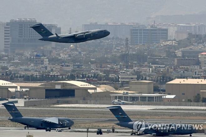 아프간 철군 시한 앞두고 속속 이륙하는 미군기 (카불 AFP=연합뉴스) 미국 공군 항공기가 아프가니스탄 철군 시한을 하루 앞둔 30일