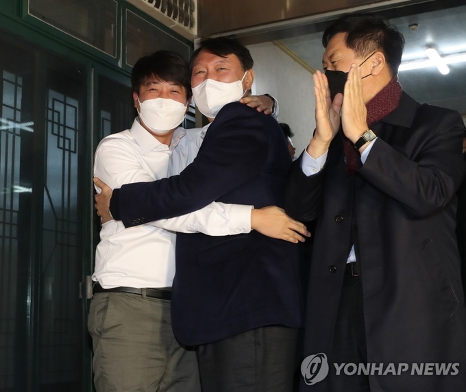 국민의힘 윤석열 대선 후보와 이준석 대표가 3일 울산 울주군의 한 식당에서 만찬 회동 후 포옹하고 있다. 2021.12.3 【울산=연합뉴스】