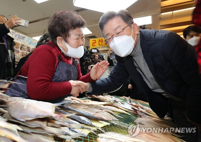  더불어민주당 이재명 대선후보가 4일 전북 군산시 공설시장을 방문, 상인의 말을 경청하고 있다. 2021.12.4 【군산=연합뉴스】