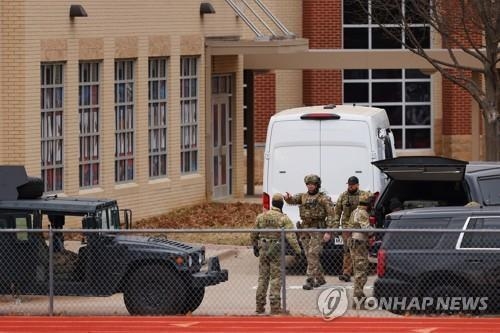 질 사태가 발생한 미국 유대교 예배당과 현장에 배치된 경찰 특수기동대(콜리빌<텍사스> AFP=연합뉴스) 15일(현지시간) 미국 텍사스주 콜리빌 유대교 예배당에서 인질극이 발생해 경찰 특수기동대(SWAT)가 현장에 배치됐다.