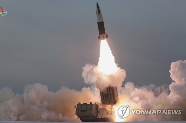 <strong>北미사일, 발사 직후 20㎞미만 고도서 폭발 추정…ICBM 시험한듯</strong><br>
※ 기사와 직접 관계가 없는 자료사진입니다. [조선중앙TV 화면/국내에서만 사용가능〕