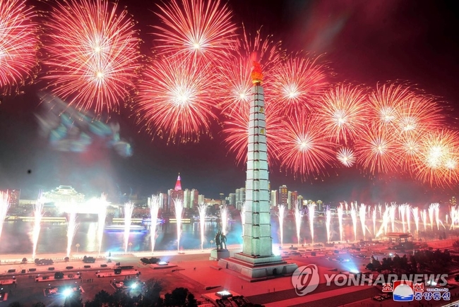 (평양 조선중앙통신=연합뉴스) 북한이 지난 2월 16일 고(故) 김정일 국방위원장 생일(광명성절·2월 16일) 80주년을 축하하는 학생들<br>
의야회 및 축포발사를 평양 김일성광장에서 진행됐다고 조선중앙통신이 17일 보도했다. 【[연합뉴스 자료사진·국내에서만 사용가능.】