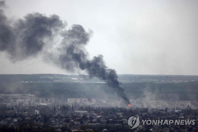 【루비즈네 AFP=연합뉴스】 18일(현지시간) 우크라이나 동부 돈바스의 루한스크주 루비즈네 시내에서 검은 연기가 솟구치고 있다.<br>
볼로디미르 젤렌스키 우크라이나 대통령은 이날 오후 러시아군이 돈바스 공격을 개시했다고 밝혔다. 2022.4.19