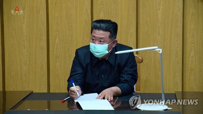 <strong>마스크 착용하고 보고받는 북한 김정은</strong><br>
(서울=연합뉴스) 김정은 북한 국무위원장이 지난 12일 국가비상방역사령부를 방문해 코로나19 방역실태를 점검하고 전국적인 전파<br>
상황을 요해했다고 조선중앙TV가 13일 보도했다.김 위원장이 마스크를 착용한 채 보고를 받고 있다. 2022.5.13 〔국내에서만 사용가능〕