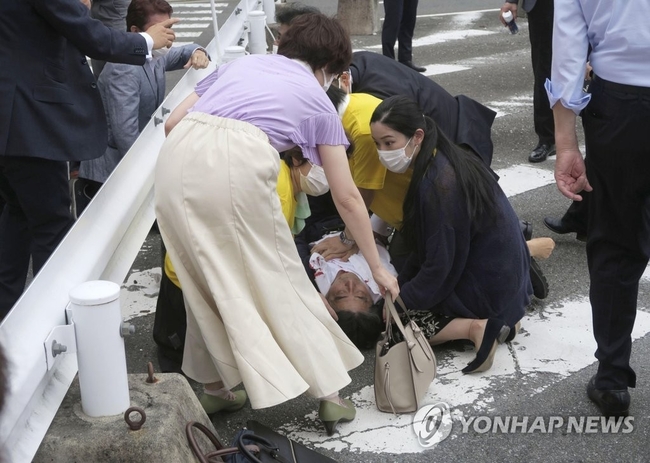 (나라 교도=연합뉴스) 아베 신조 전 일본 총리가 8일 오전 일본 나라현 나라시 소재 야마토사이다이지역 인근 노상에 쓰러져 있다.<br>
마쓰노 히로카즈 일본 관방장관은 아베 전 총리가 이날 총격을 당했다고 말했다. 아베 전 총리는 심폐정지 상태로 알려졌다. 2022.7.8 