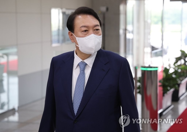 윤석열 대통령이 15일 오전 서울 용산 대통령실 청사로 출근, 기자들과 질의응답을 하고 있다. 2022.7.15 【연합뉴스】