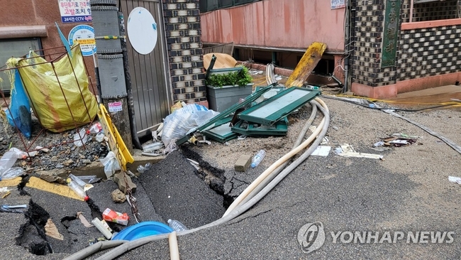 지난 8일 오후 9시 7분께 서울 관악구 부근 한 빌라 반지하에 폭우로 침수된 일가족 3명이 갇혀 신고했지만 결국 사망했다.<br>
주민들에 따르면 사고가 난 빌라 바로 앞 싱크홀이 발생해 물이 급격하게 흘러들었고, 일가족이 고립돼 구조되지 못했다. 사진은<br>
사고 현장. 2022.8.9 
