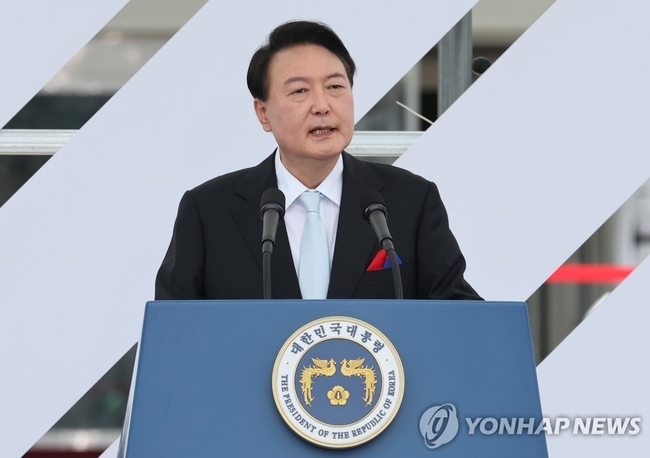  윤석열 대통령이 15일 서울 용산 대통령실 청사 잔디마당에서 열린 제77주년 광복절 경축식에서 축사하고 있다. 2022.8.15 【연합뉴스】