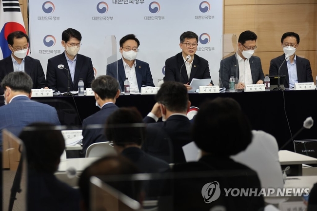 조규홍 보건복지부 1차관(왼쪽 세 번째)과 이기일 2차관(왼쪽 네 번째)이 19일 정부서울청사 브리핑실에서 새 정부 업무보고 사전<br>
브리핑을 하고 있다. 2022.8.19 【연합뉴스】