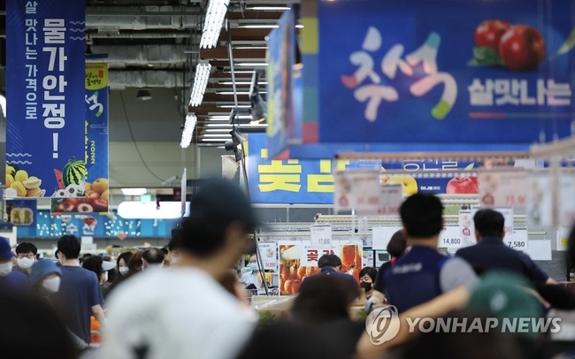 8일 서울 서초구 농협유통 하나로마트 양재점을 찾은 시민들이 '추석선물' 코너와 '물가 안정' 현수막이 부착된 마트에서 장을 보기<br>
위해 오가고 있다. 통계청은 내달 2일 8월 소비자물가 동향을 발표한다. 7월 소비자물가 상승률인 6.3%를 상회할지가 관심이다.<br>
이날 고위 당정협의회에서도 추석을 앞두고 성수기 수요 확대로 장바구니 물가가 여전히 높은 상황에서 선제적인 물가 안정 대책을 주문하는 의견들이 제시됐다. 2022.8.28 【연합뉴스】