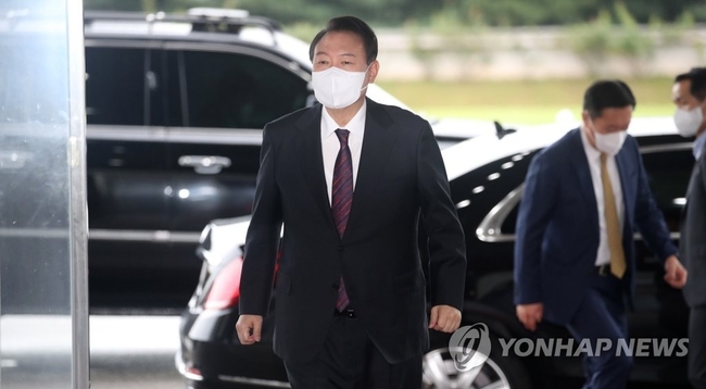 윤석열 대통령이 29일 오전 서울 용산 대통령실 청사로 출근하고 있다. 2022.8.29 〔대통령실통신사진기자단〕