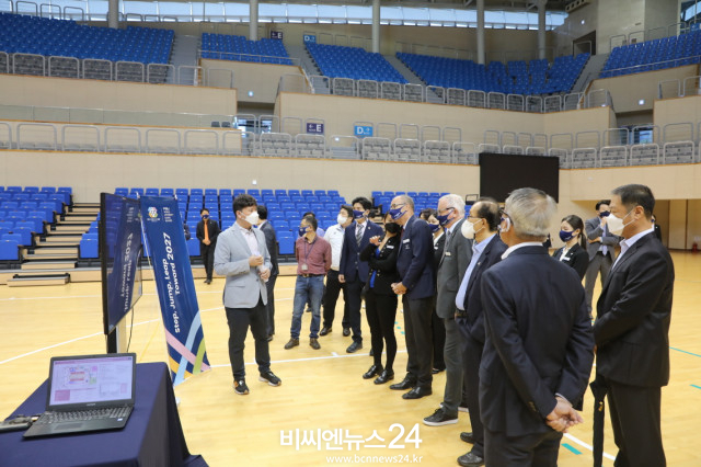 국제연맹 평가단이 농구 최종전이 개최될 예정인 청주대 석우문화체육관을 방문해 경기 시설 및 부대 시설을 점검하고 있다