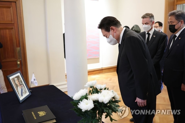 윤석열 대통령이 9일 오후 서울 중구 세종대로 주한 영국대사관에 마련된 엘리자베스 2세 여왕 분향소를 찾아 조문하고 있다.<br>
2022.9.9 [대통령실 제공.=연합뉴스〕