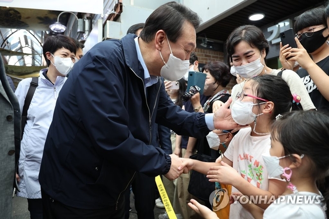  윤석열 대통령이 추석 연휴 첫날인 9일 오후 서울 종로구 통인시장을 방문, 시민들과 인사하고 있다.<br>
2022.9.9 〔대통령실 제공=연합뉴스〕